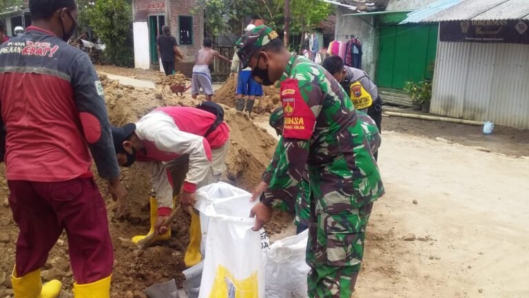 Menyempatkan Membagi Masker Gratis Saat Kerja Bhakti