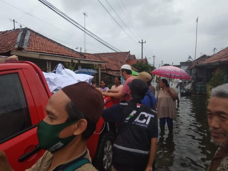 ACT Tegal Distribusikan 500 Makanan Siap Santap untuk Warga Terdampak Banjir Pekalongan