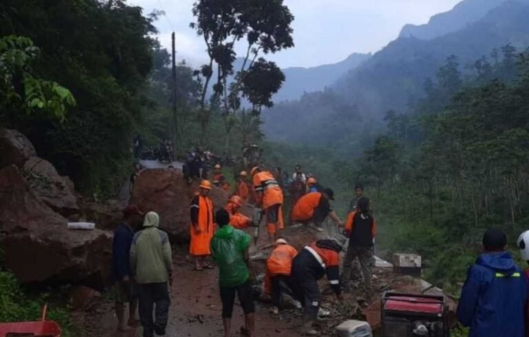 Tanah Longsor Menutup Bagian Jalan Desa di Rahtawu, Kudus