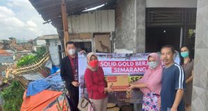Donasi : Tim Solid Gold Berjangka (SGB) Semarang, tengah memberikan bantuan kepada keluarga korban tanah langsor di Kelurahan Bongsari Semarang Barat. FOTO : DWI SAMBODO/JATENG POS.