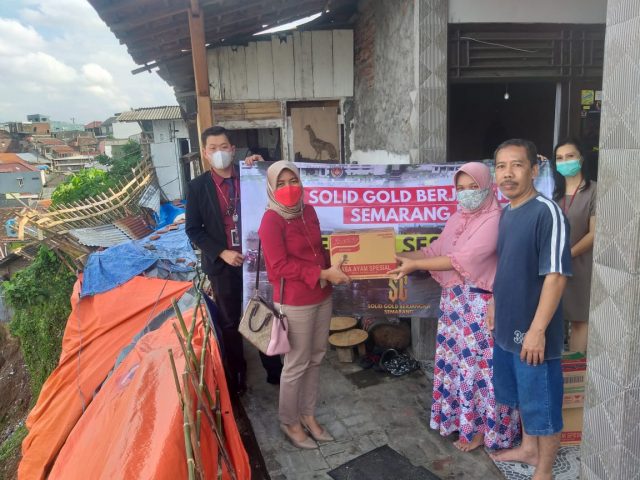 Donasi : Tim Solid Gold Berjangka (SGB) Semarang, tengah memberikan bantuan kepada keluarga korban tanah langsor di Kelurahan Bongsari Semarang Barat. FOTO : DWI SAMBODO/JATENG POS.