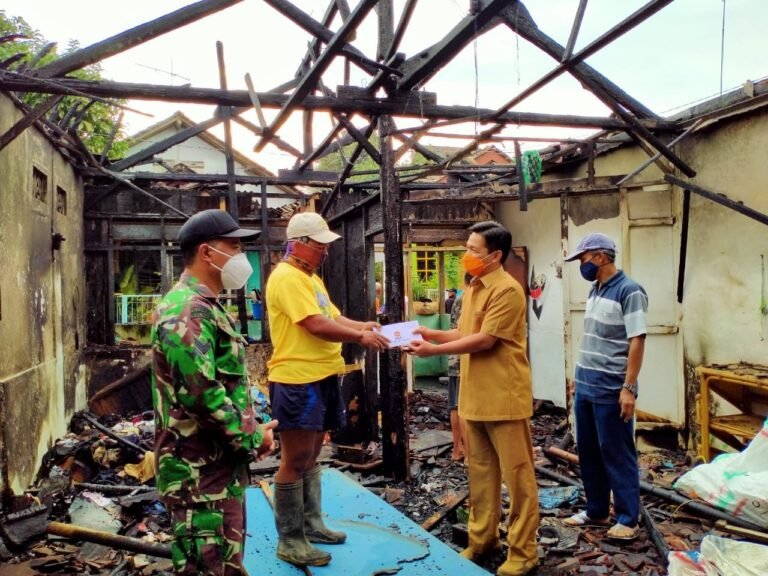 PKS Salatiga Bantu Korban Kebakaran Rumah