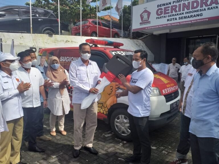 Rumah Putih Sugiono Hibahkan Ambulance