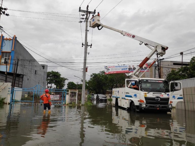 PLN Berhasil Pulihkan Sebagian Listrik Pasca Banjir