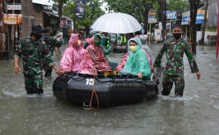 Persit Kodam IV/Diponegoro Berikan Bantuan Korban Banjir Kota Semarang