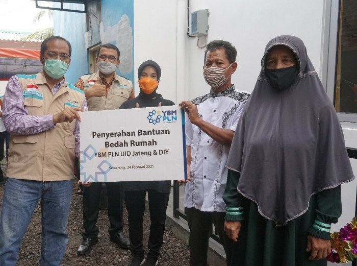YBM PLN Berikan Bantuan Bedah Rumah