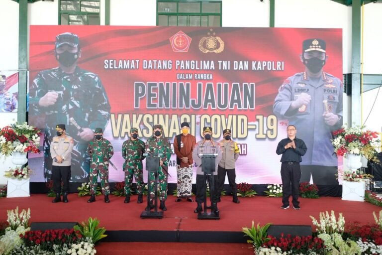 Panglima TNI dan Kapolri Melakukan Pengecekan Vaksinasi Di Semarang