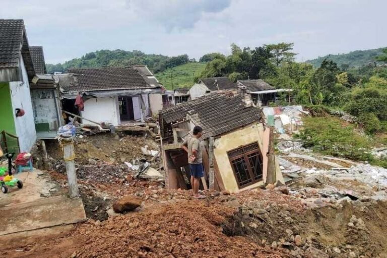 Tanah Longsor, Delapan Rumah di Gubungpati Semarang Roboh