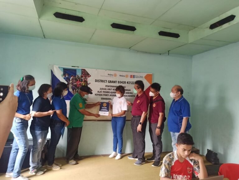 Rotary Club of Semarang Bojong  Bantu Komputer