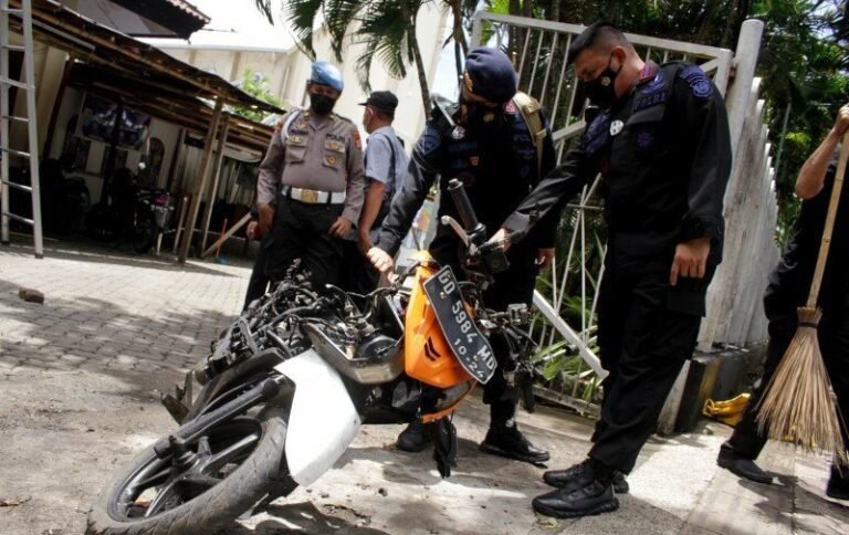 Pelaku Bom Bunuh Diri Suami Istri