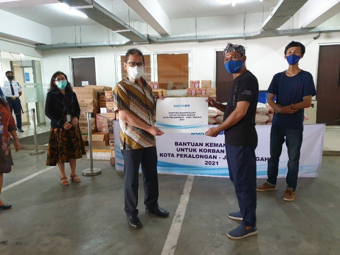 Bakti BCA Gotong Royong Salurkan Donasi Bagi Korban Banjir