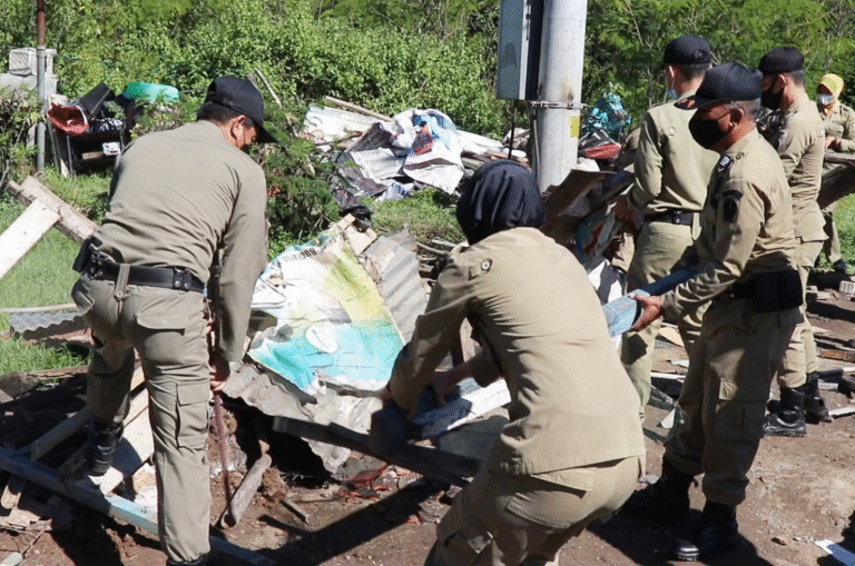 Satpol PP Temanggung Bongkar Lapak di Perempatan Madureso