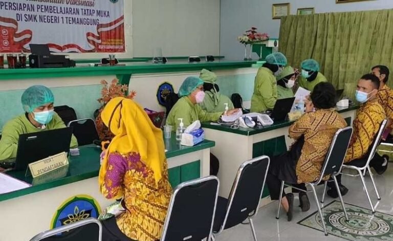 Bupati Temanggung Minta Vaksinasi Guru Dipercepat