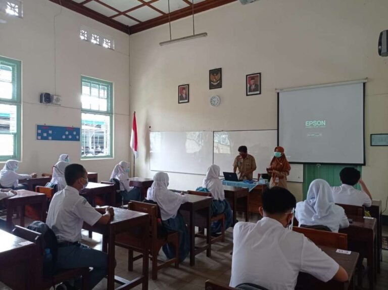 Siswa SMAN 2 Purwokerto Ikuti Simulasi PTM di Hari Pertama