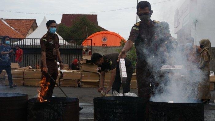 Kejari Batang Musnahkan 780 Ribu Rokok Ilegal dan Narkoba