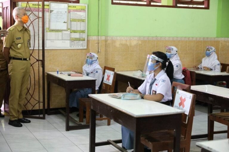 Ganjar Sidak Pelaksanaan Uji Coba Pembelajaran Tatap Muka di SMA Negeri 1 Kota Ungaran