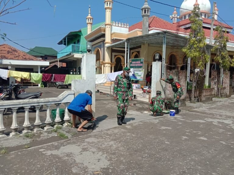 Koramil 02/Bonang Bersihkan Masjid Arrahman