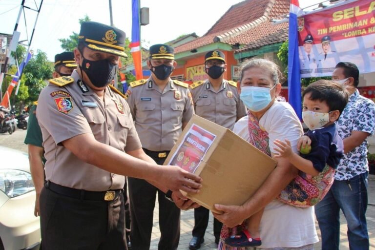 Peserta Sespimti Dikreg 30/2021 Berikan Bantuan Sembako di Semarang