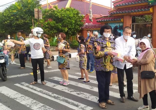 Wujudkan Toleransi, TITD Kwan Sing Bio Bersama Js Kristan Bagikan Takjil