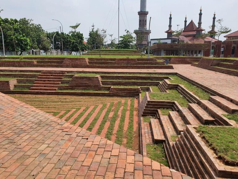 Revitalisasi Selesai, Warga Cirebon Bisa Bergembira di Alun-alun Kejaksan