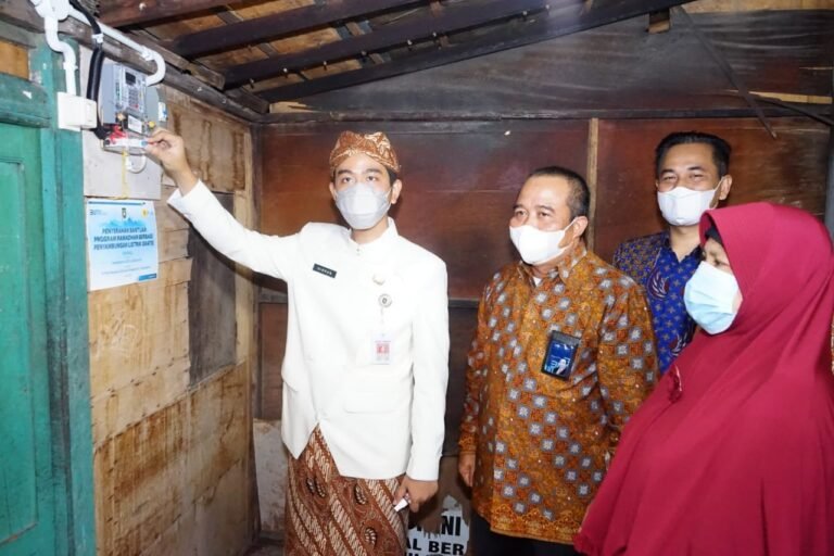 PLN dan Pemkot Solo Berikan Bantuan Listrik Gratis
