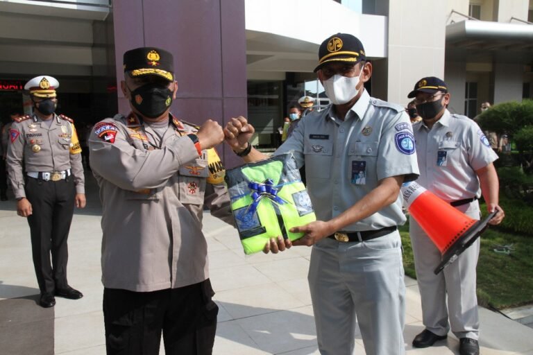 Jasa Raharja Serahkan Sarana Pencegahan Kecelakaan ke Polda Jateng