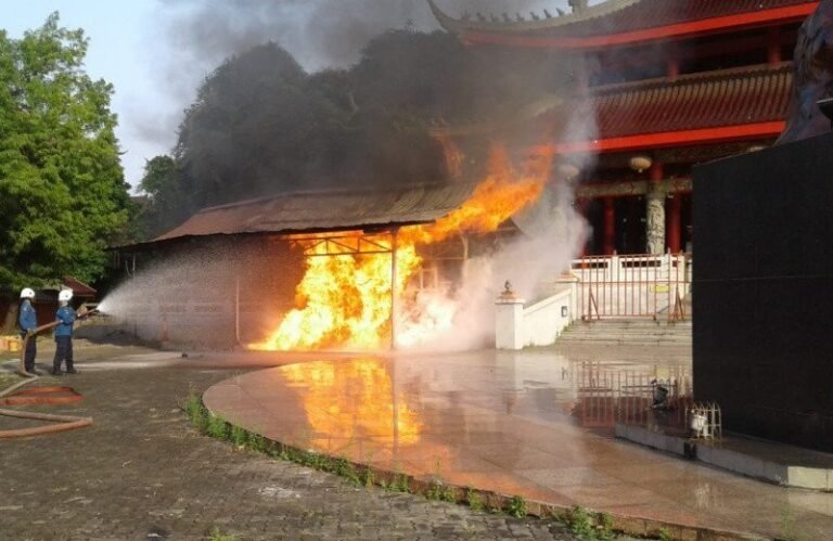 Bangunan Tempat Penyalaan Lilin Kelenteng Sam Po Kong Semarang Terbakar