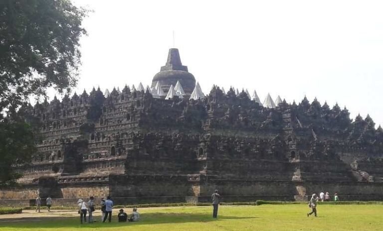 Candi Borobudur Diselimuti Abu Merapi