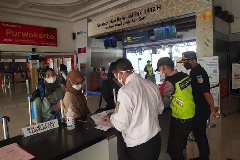 Tak Penuhi Syarat, Puluhan Calon Penumpang di Stasiun Purwokerto Ditolak Naik KA