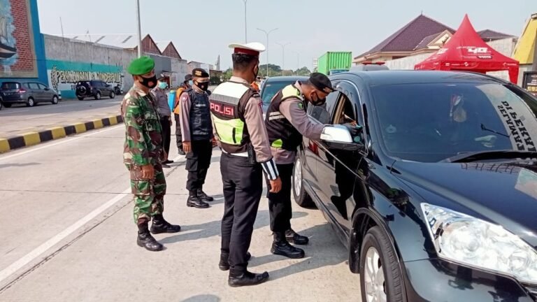Tim Gabungan Perketat Pengawasan Penyekatan Exit Tol Setono Pekalongan