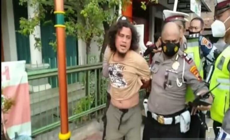 Polisi Amankan Warga Pukul Petugas Operasi