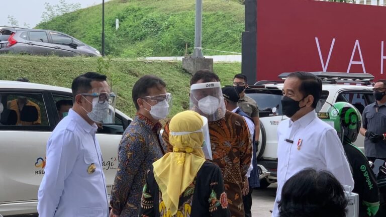 Presiden Jokowi Tinjau Sentra Vaksinasi Indonesia Bangkit