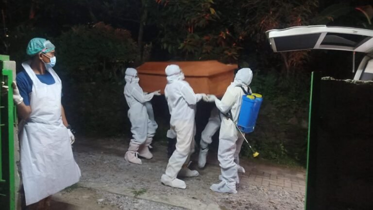 Cerita Tim Relawan Pemakaman Covid: Dijawil Pocong hingga Tertimpa Peti