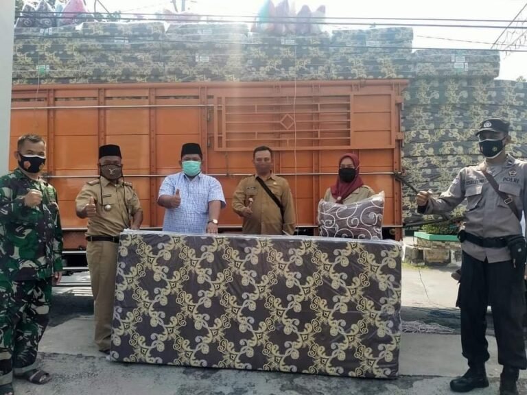 PKB Bagikan Ratusan Bed untuk Warga Isoman