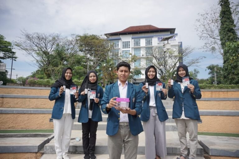 Meitri Bella Puspa Bersama Rekan Tim PKM-K Etacare Berhasil Membangkitkan Peluang Usaha Masa Pandemi Melalui Pembuatan Treatment Ikan dari Daun Ketapang