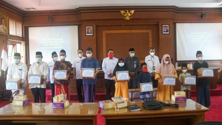 Wabup Safin Salurkan Bantuan Yatim Piatu