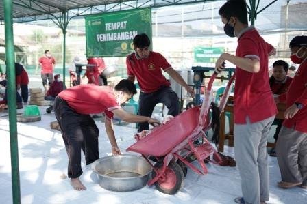 Ponpes Assalam Tebar 48 Hewan Qurban di Empat Wilayah Binaan