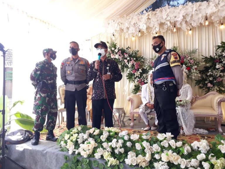Nekat Gelar Pesta, Resepsi Nikahan Dibubarkan