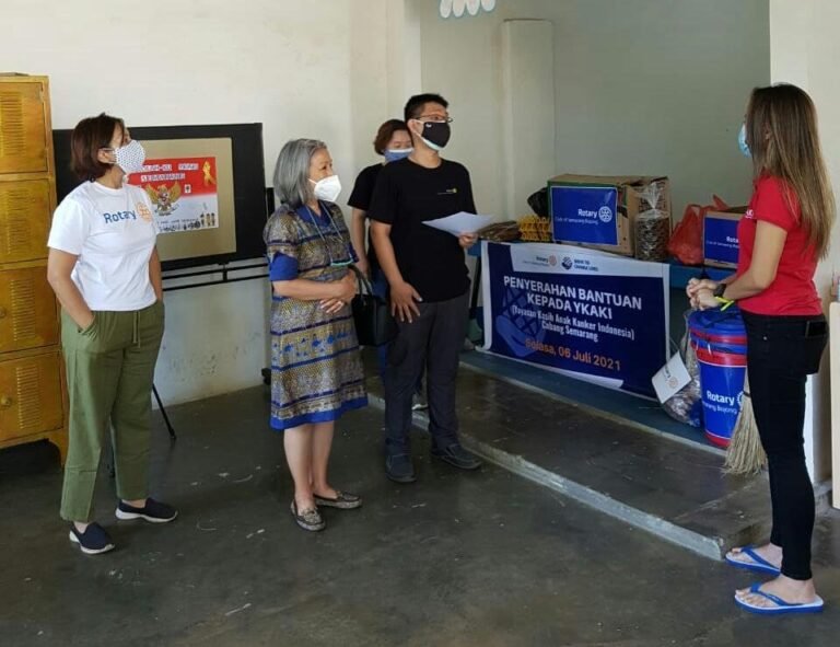 RC Semarang Bojong Bantu Yayasan Kanker  Anak Indonesia