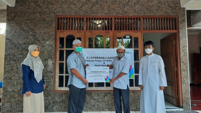 Peduli Pendidikan Santri, Pesantren Ar-Ridha Terima Bantuan PLN