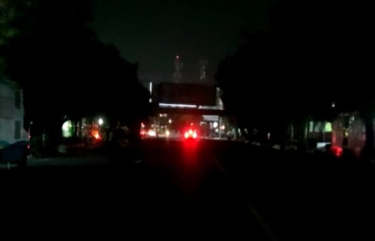 Semarang Matikan Lampu, Jalanan Kota Gelap Gulita