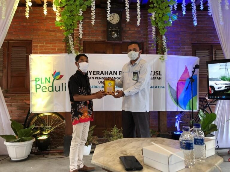 PLN UPT Salatiga Salurkan Bantuan Pengelolaan Bank Sampah