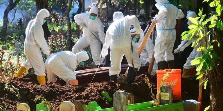 Lonjakan Kasus, Jumlah Pemakaman dengan Protokol Covid-19 di Solo Meningkat
