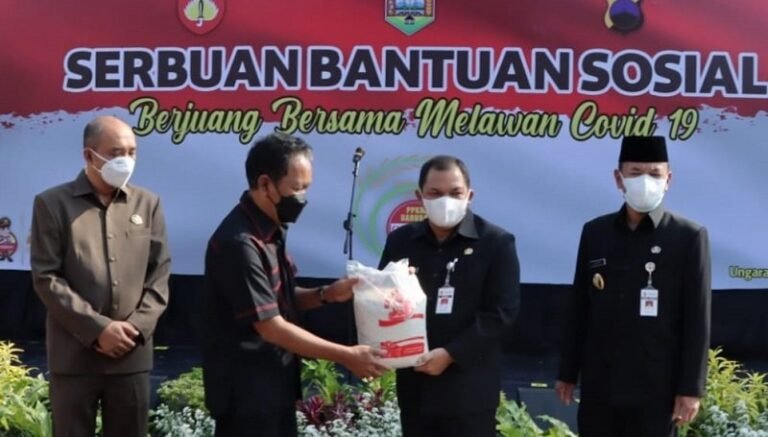 Prihatin Warga Terdampak PPKM, Bambang Kribo Sisihkan Gaji Sumbang 3,6 Ton Beras