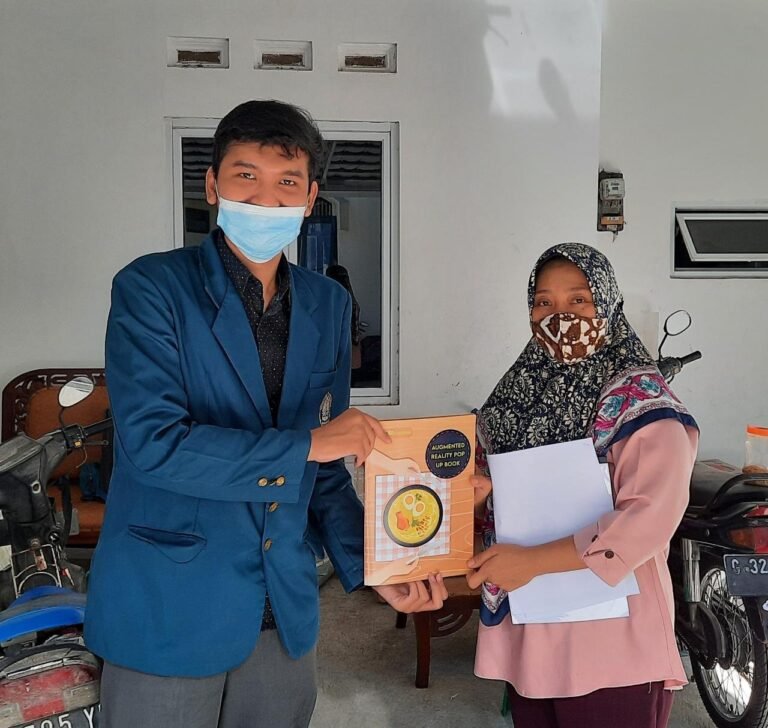 Tim PKM Nutrizone UNDIP Gagas Inovasi Augmented Reality Pop up Book dan Nutri-App