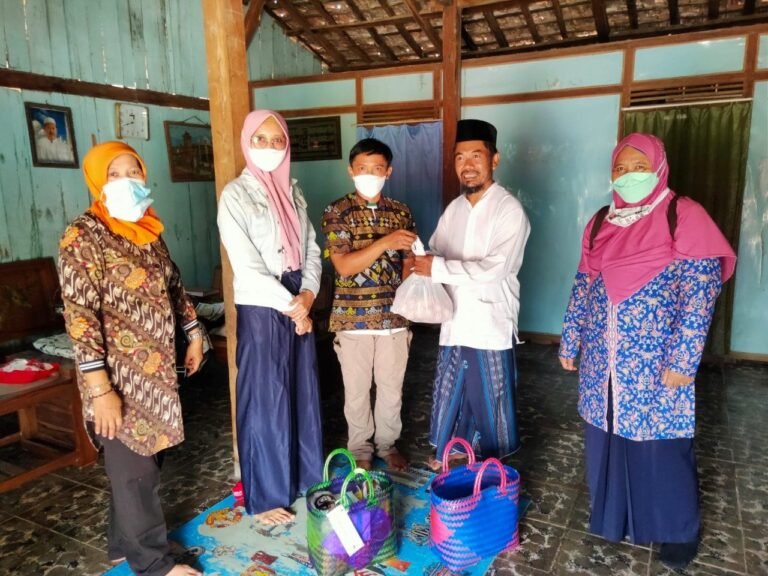 Dinsos P2PA Bagikan Sembako dari CSR kepada penyandang disabilitas