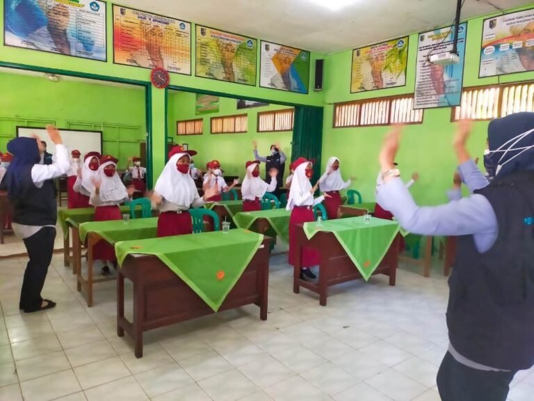 Semangat Tinggi, Puluhan Siswa Serentak Nyanyikan Lagu Ayo Gemar Makan Ikan