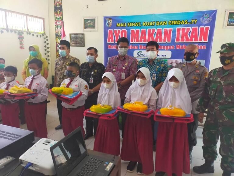 Pembagian Bantuan Ayo Gemar Makan Ikan Tetap Patuhi Prokes