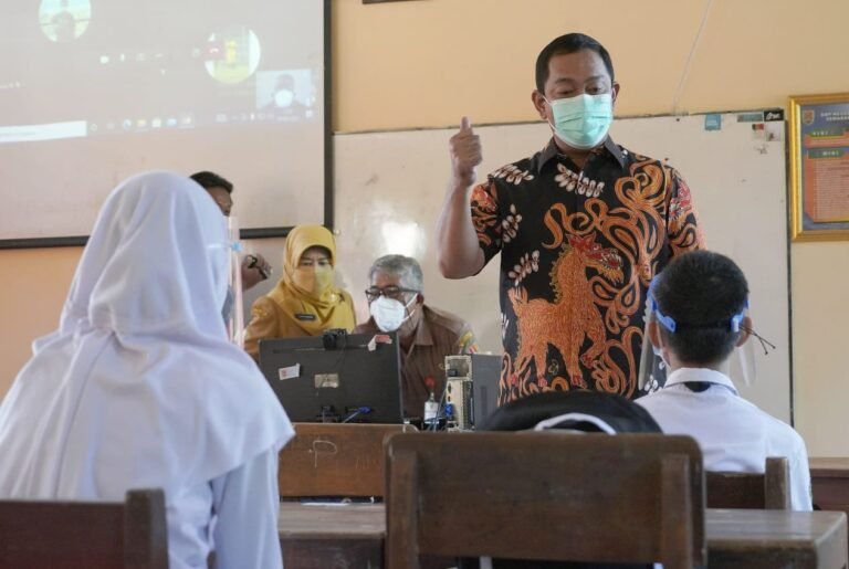 Hendi Tinjau PTM Hari Pertama