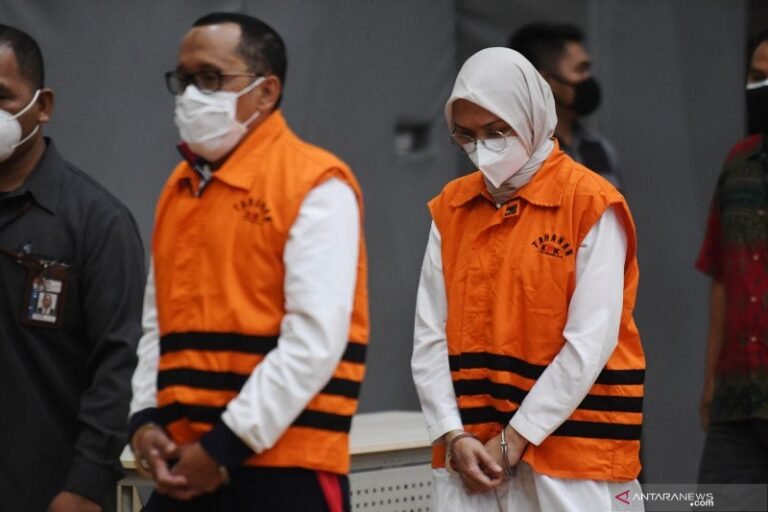 Bupati Puput dan Suami Ditahan ! Modus Suapnya Bikin Geleng Kepala